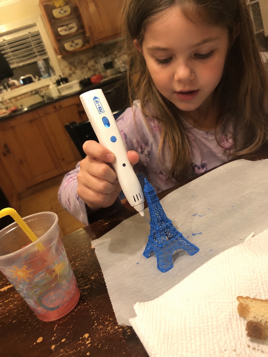 Une enfant découvre le stylo 3D Pen'Up 3D et ses premières créations