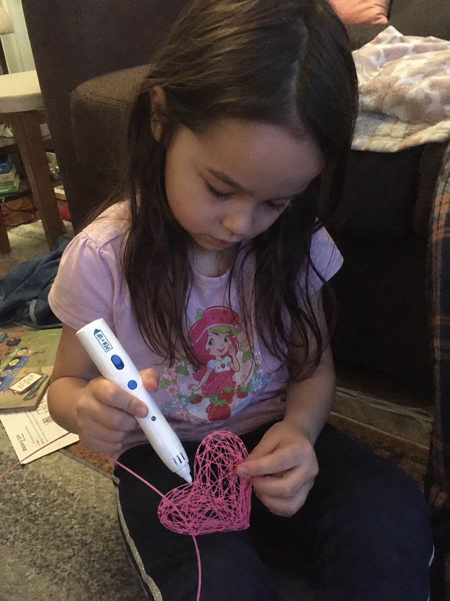 Une enfant réalise plusieurs créations en 3D avec le stylo Pen'Up 3D