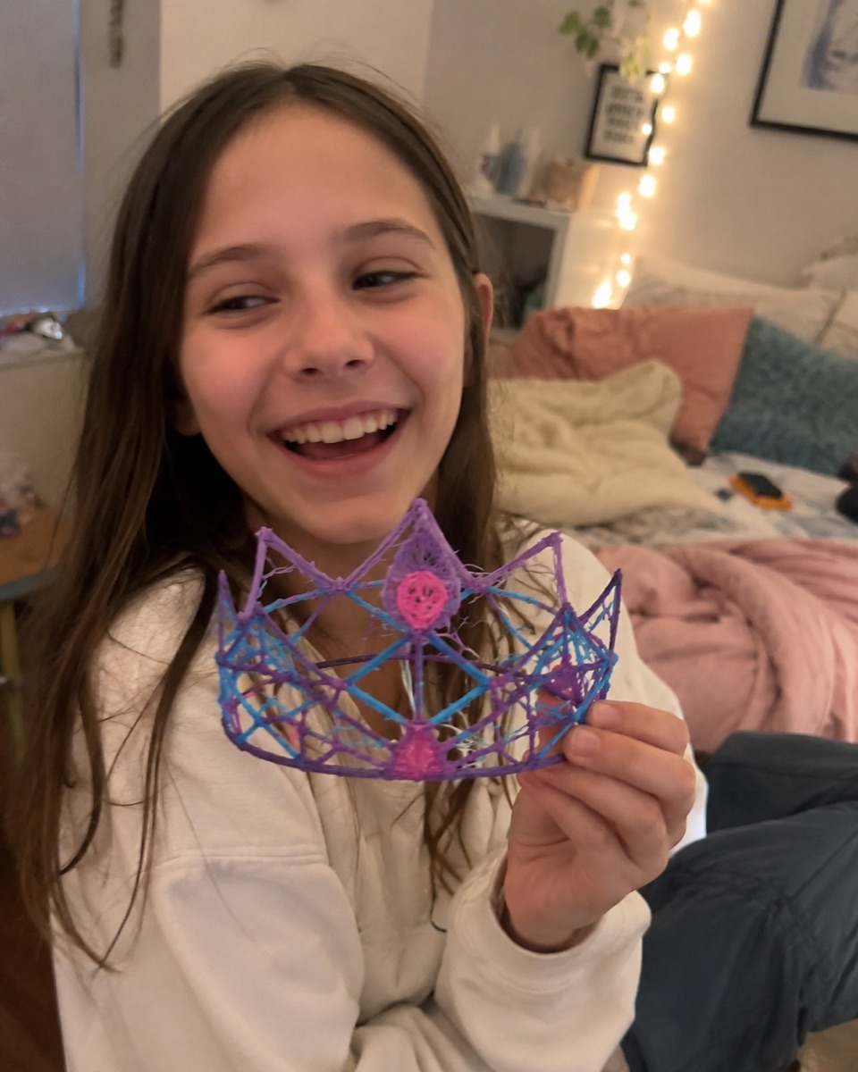 Une enfant réalise un objet en 3D avec le stylo Pen'Up 3D
