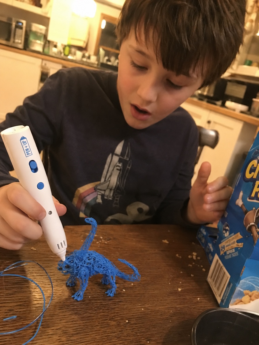 Une enfant concentrée crée en volume au stylo 3D Pen'Up 3D, sans écran